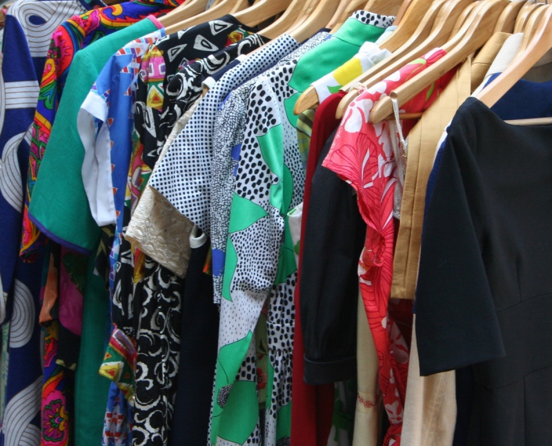 ecommerce-FORCALQUEIRET-min_dresses_apparel_clothing_clothes_clothes_hangers_wooden_hangers_retail_shop_closet-1149845