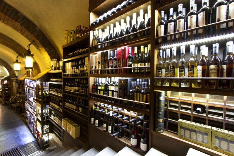 ecommerce-FORCALQUEIRET-min_world_street_travel_shop_canon_georgia_wine_bottles-429767